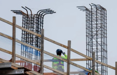 الاتحاد الأوروبي يغامر بإشعال حرب تجارية جديدة مع واشنطن لإنقاذ صناعة الفولاذ المنهارة